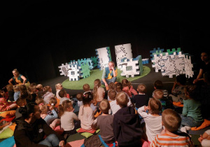 Dzieci uczestniczą w spektaklu teatralnym.