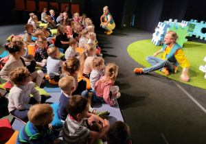 Dzieci uczestniczą w spektaklu teatralnym.