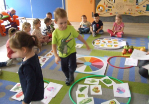 Dzieci układają owoce i warzywa kolorami dopasowując je do części ciała.