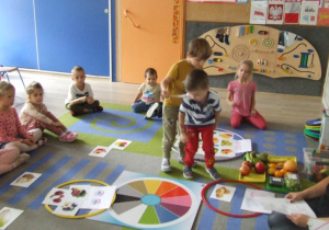 Dzieci układają owoce i warzywa kolorami dopasowując je do części ciała.
