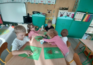 Dzieci wyklejają borowika