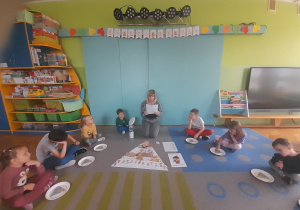 Nauczycielka czyta dzieciom.