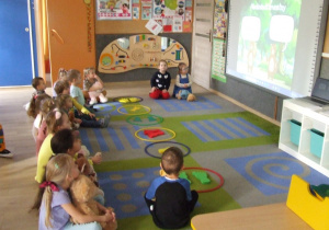 Dzieci oglądaja prezentację.