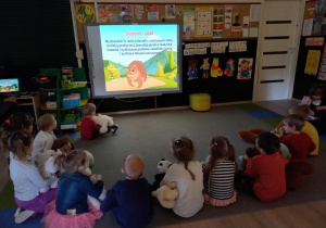Dzieci słuchają informacji o niedźwiedziach.