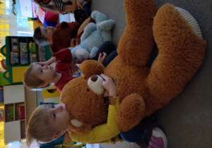 Dzieci oglądają prezentację o niedźwiedziach.