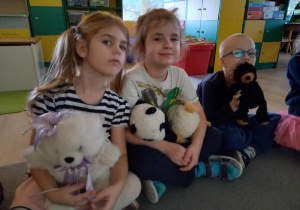 Dzieci oglądają prezentację o niedźwiedziach.