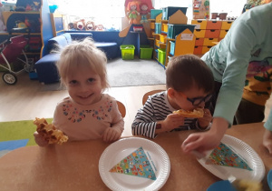 Dzieci zjadają gofry.