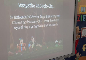 Dzieci ogladają prezentację Dzien Misia.