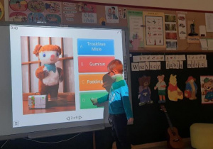 Dzieci rozwiązują zagadki o misich na tablicy multimedialanej.