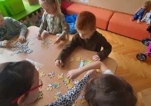Dzieci ukałdają puzzle.