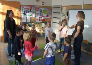 Dzieci śpiewają piosenkę w j. angielskim.