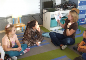 Dzieci słuchają historii o piernikowym ludziku.