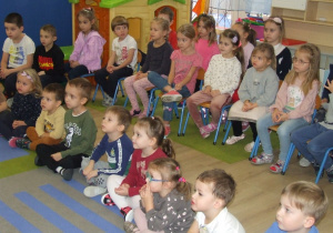 Dzieci z uwagą oglądają prezentację.