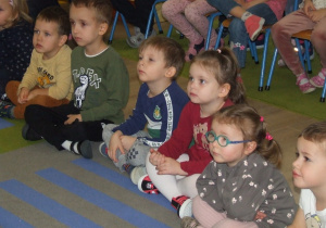Dzieci z uwagą oglądają prezentację.