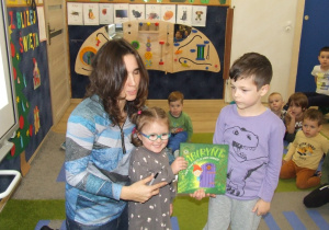 Dzieci pozują do zdjęć wspólnie z autorką.