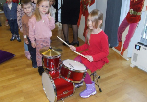 Dzieci grają na perkusji.