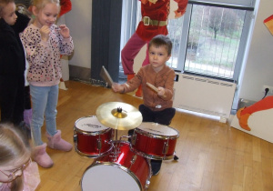 Dzieci grają na perkusji.