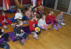 Dzieci słuchają opowieści o teatrze.