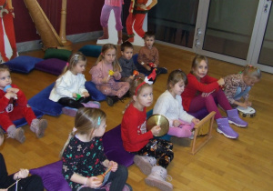 Dzieci słuchają opowieści o teatrze.