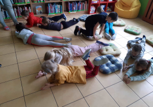 Dzieci pełzają po podłodze.
