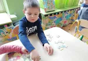 Dzieci układają misiowe puzzle
