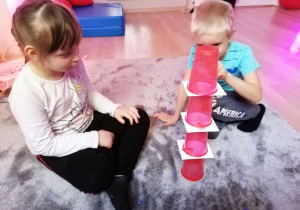 Dzieci budują wieżę.