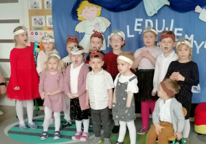 Dzieci śpiewają kolędę