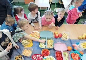 Przedszkolaki degustują owoce i warzywa