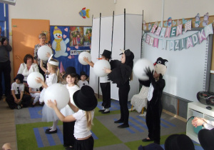 Dzieci tańczą z kulami.