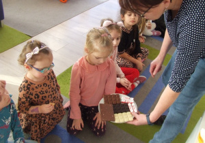 Dzieci oglądają tabliczki czekolady.