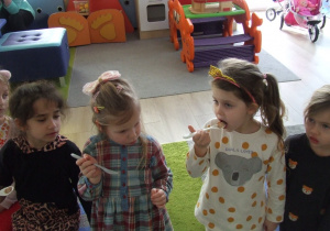 Dzieci smakują posypkę czekoladową - zabawy logopedyczne.