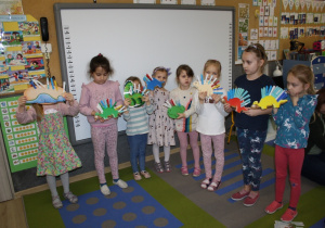 Dzieci prezentują swoje dinozaury.