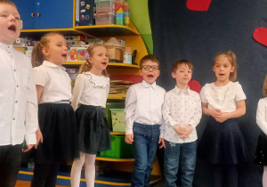 Dzieci śpiewają piosenkę dla dziadków.