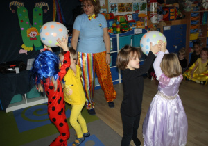Konkurs tańce w parze z balonem.