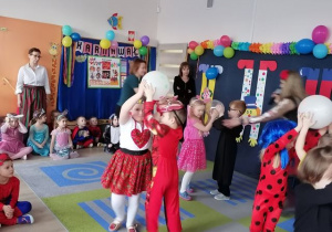Przedszkolaki tańczą z balonem