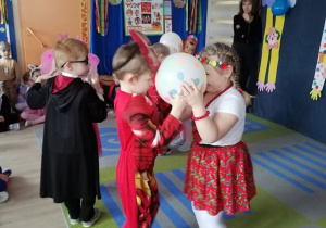 Przedszkolaki tańczą z balonem
