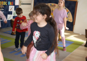 Dzieci tańczą do rytmu.