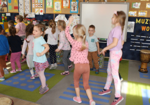 Dzieci tańczą do rytmu.