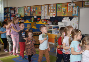 Dzieci bawią się z królem Julianem do muzyki granej na bębnach.