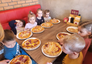 Dzieci w pizzerii