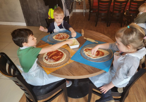 Dzieci w pizzerii