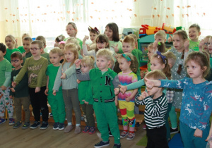 Dzieci śpiewają piosenkę.