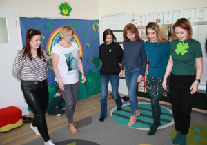 Nauczycielki tańczą taniec irlandzki.