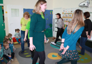 Nauczycielki tańczą taniec irlandzki.