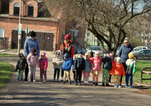 Dzieci młodsze czekają na start.