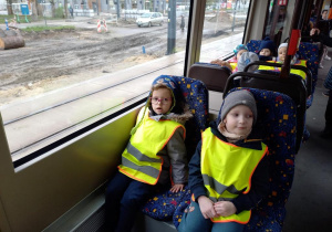 Dzieci w tramwaju.