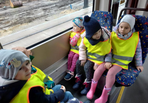 Dzieci w tramwaju.
