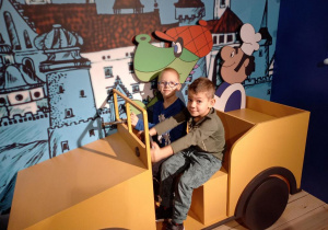 Dzieci zwiedzają wystawę - Pałac pełen bajek.