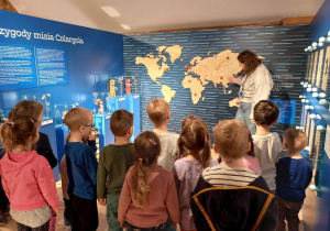 Dzieci zwiedzają wystawę - Pałac pełen bajek.