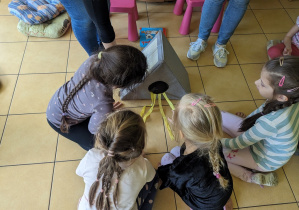 Dzieci losują rozsypankę puzzli.